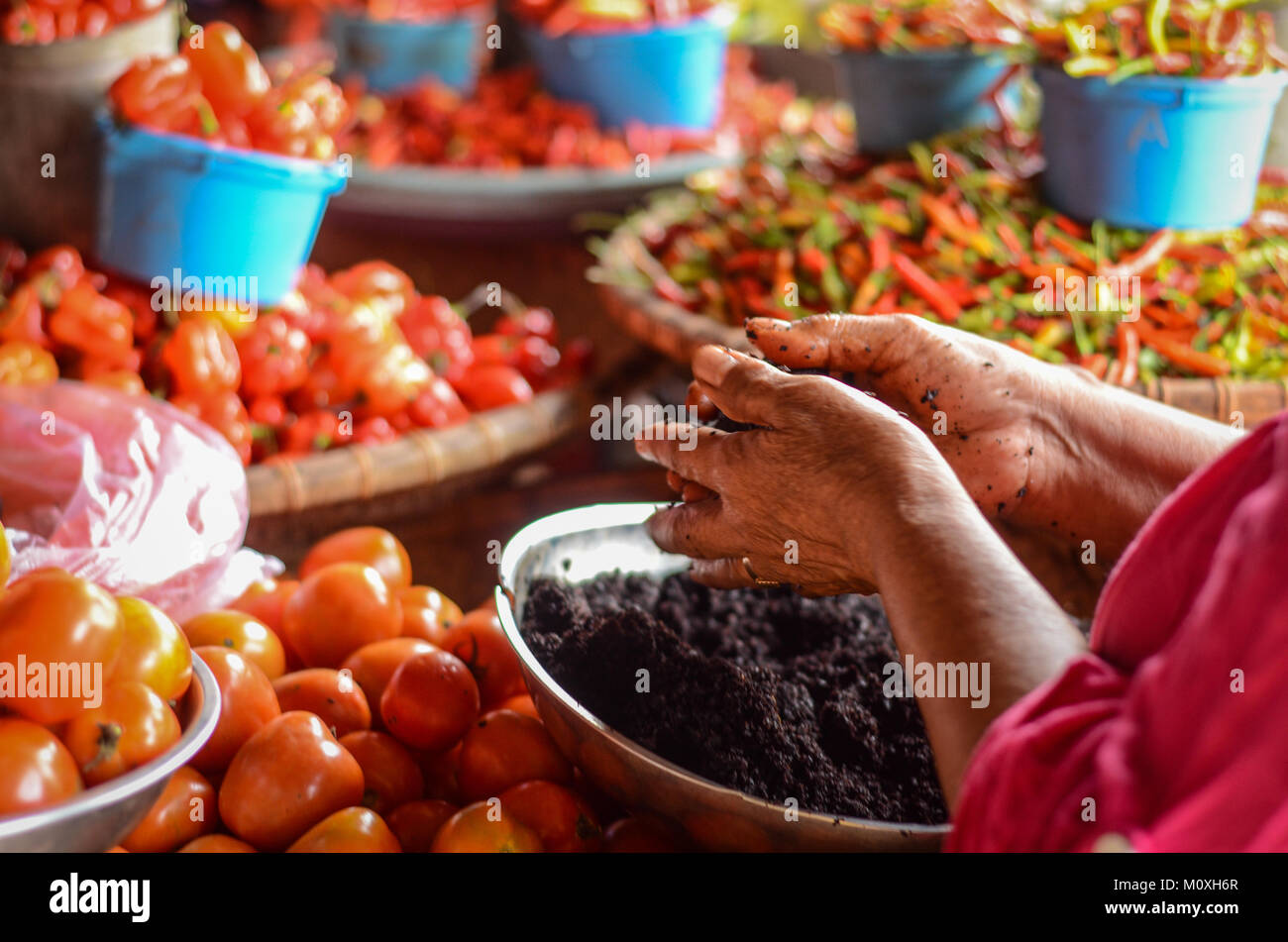 Die Hand der Spice-Verkäufer in Pasar Bolu, einem traditionellen Markt in Toraja. Stockfoto