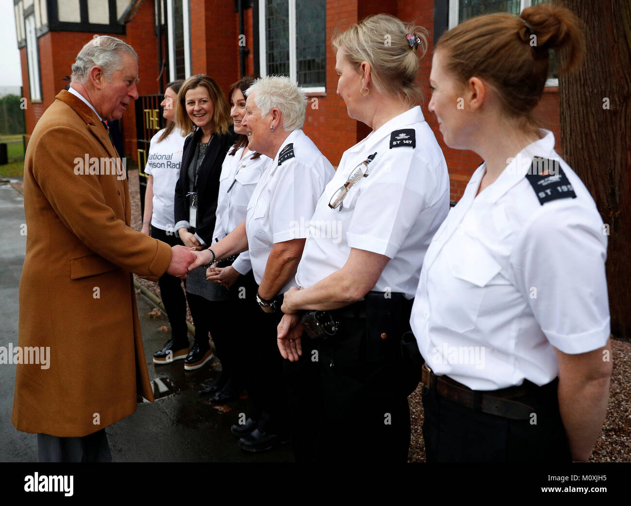 Der Prinz von Wales spricht mit Gefängnis Offiziere wie er kommt an HMP Styal, Wilmslow für einen Besuch im Knast Restaurant als Teil seiner Tour von Cheshire. Stockfoto