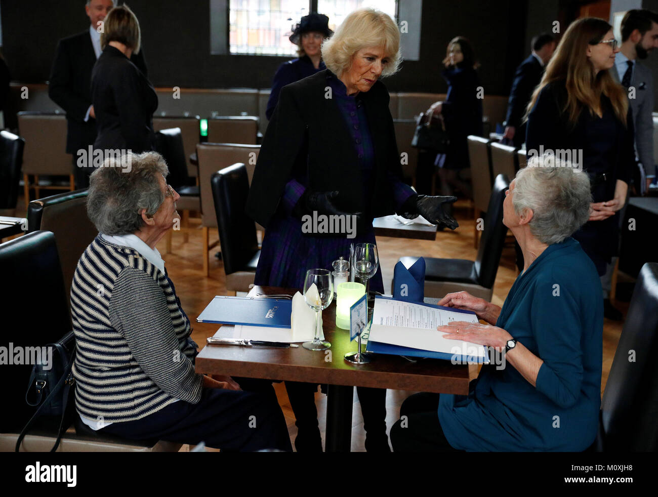 Die Herzogin von Cornwall (Mitte) spricht mit Diners bei ihrem Besuch in dem Knast Restaurant HMP Styal, Wilmslow, als Teil ihrer Tour von Cheshire. Stockfoto