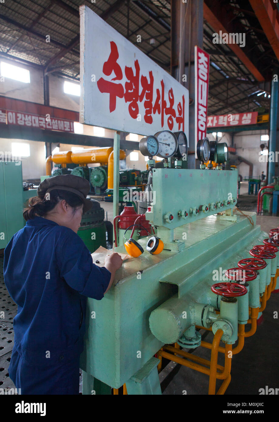 Nordkoreanische Arbeiterin an der Hungnam Stickstoff-dünger Pflanze, Provinzen Süd-Hamgyong Provinz, Hamhung, Nordkorea Stockfoto