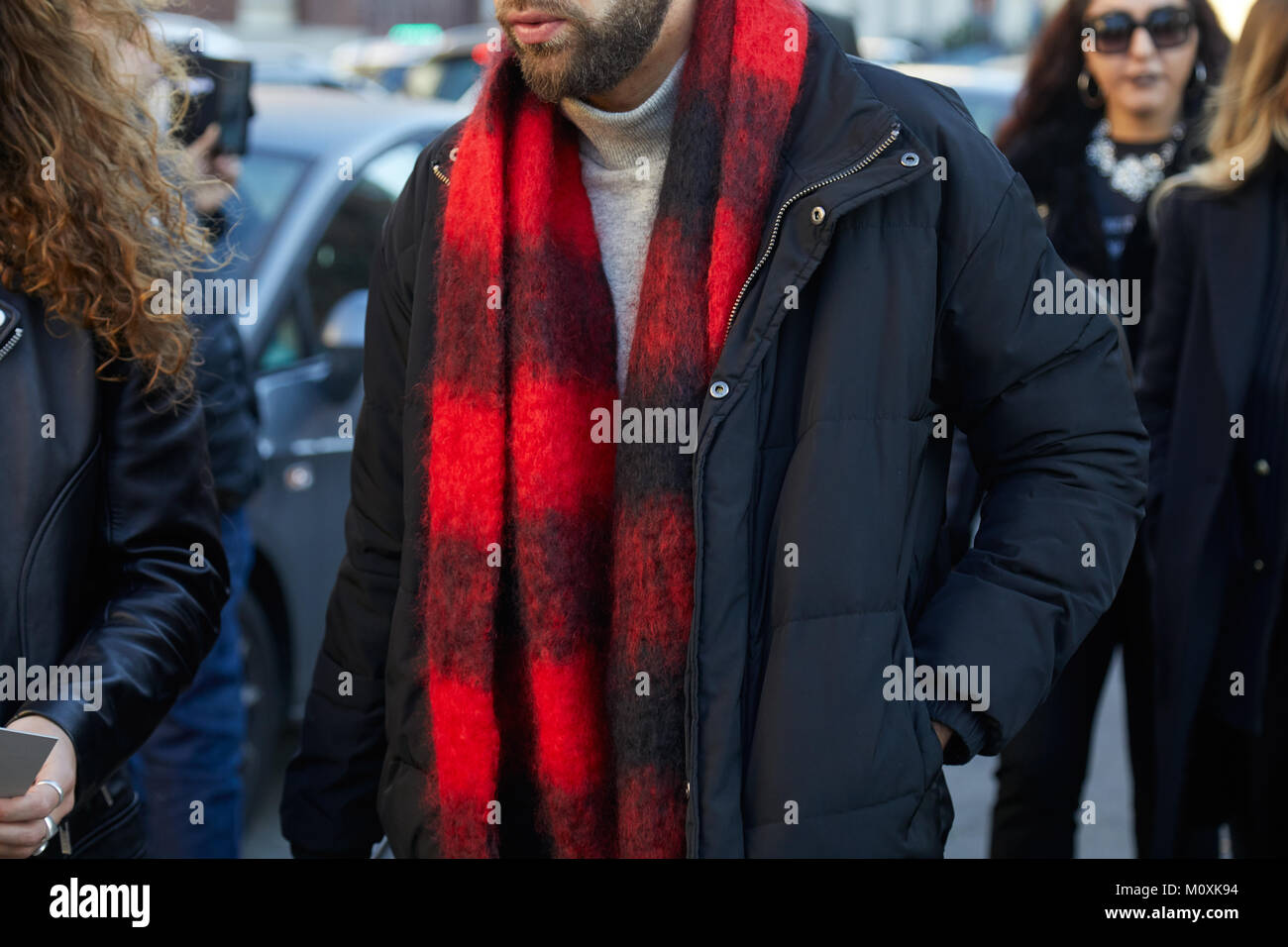 Mailand - Januar 13: Mann mit roten und schwarzen Schal vor Diesel Black Gold fashion show, Mailand Fashion Week street style am 13 Januar, 2018 in Mailand. Stockfoto