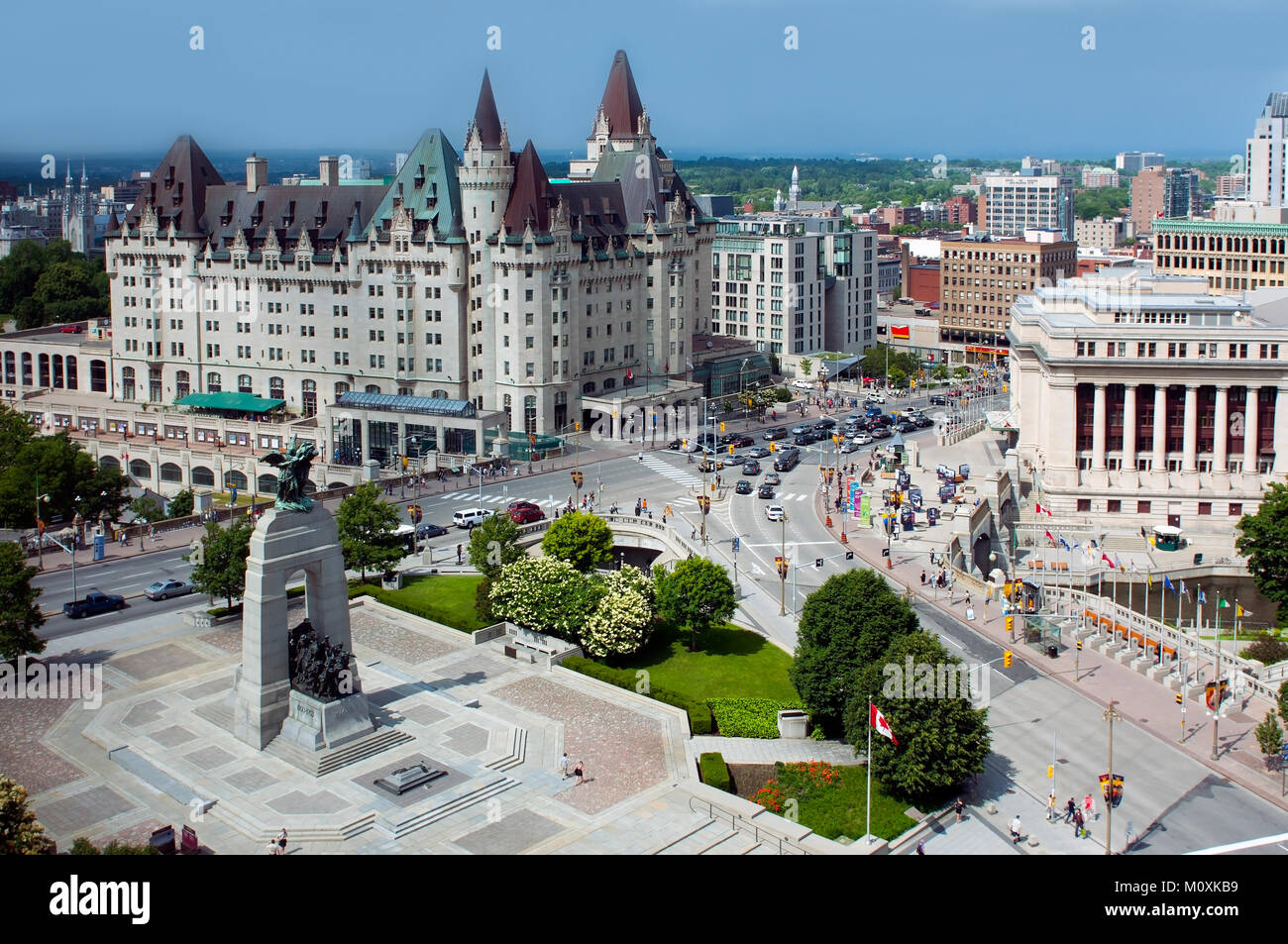 Luftbild von Ottawas Kenotaph und Chateau Laurier an einem sonnigen Nachmittag Stockfoto