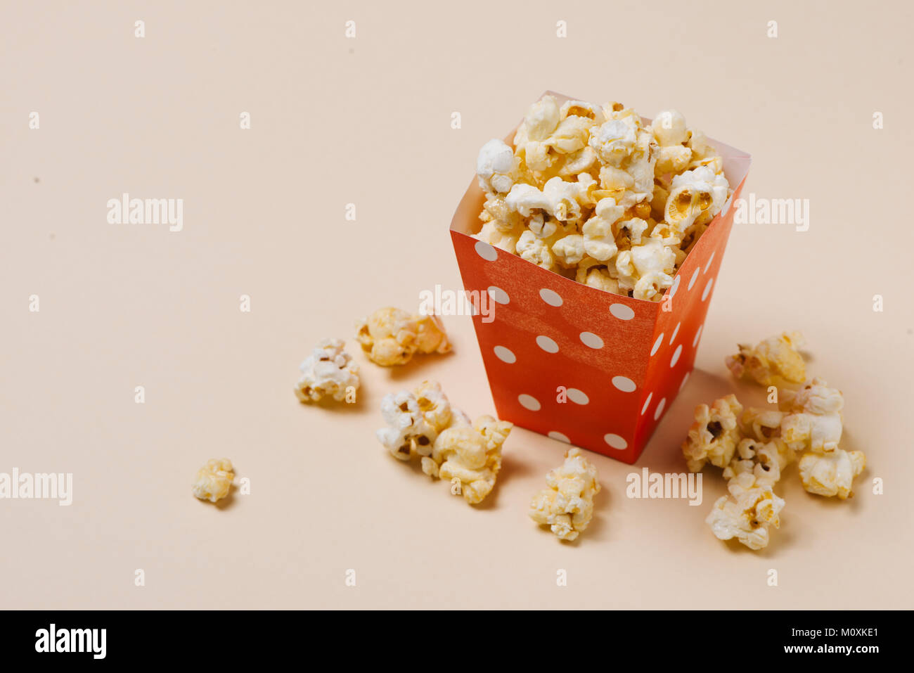 Popcorn in roten und weißen Punkt Pappschachtel. Stockfoto