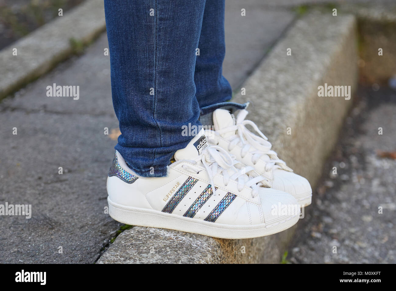 Mailand - Januar 13: Frau mit weißem Leder Adidas Schuhe mit Blue Jeans vor  dem Diesel Black Gold fashion show, Mailand Fashion Week street style Ja  Stockfotografie - Alamy