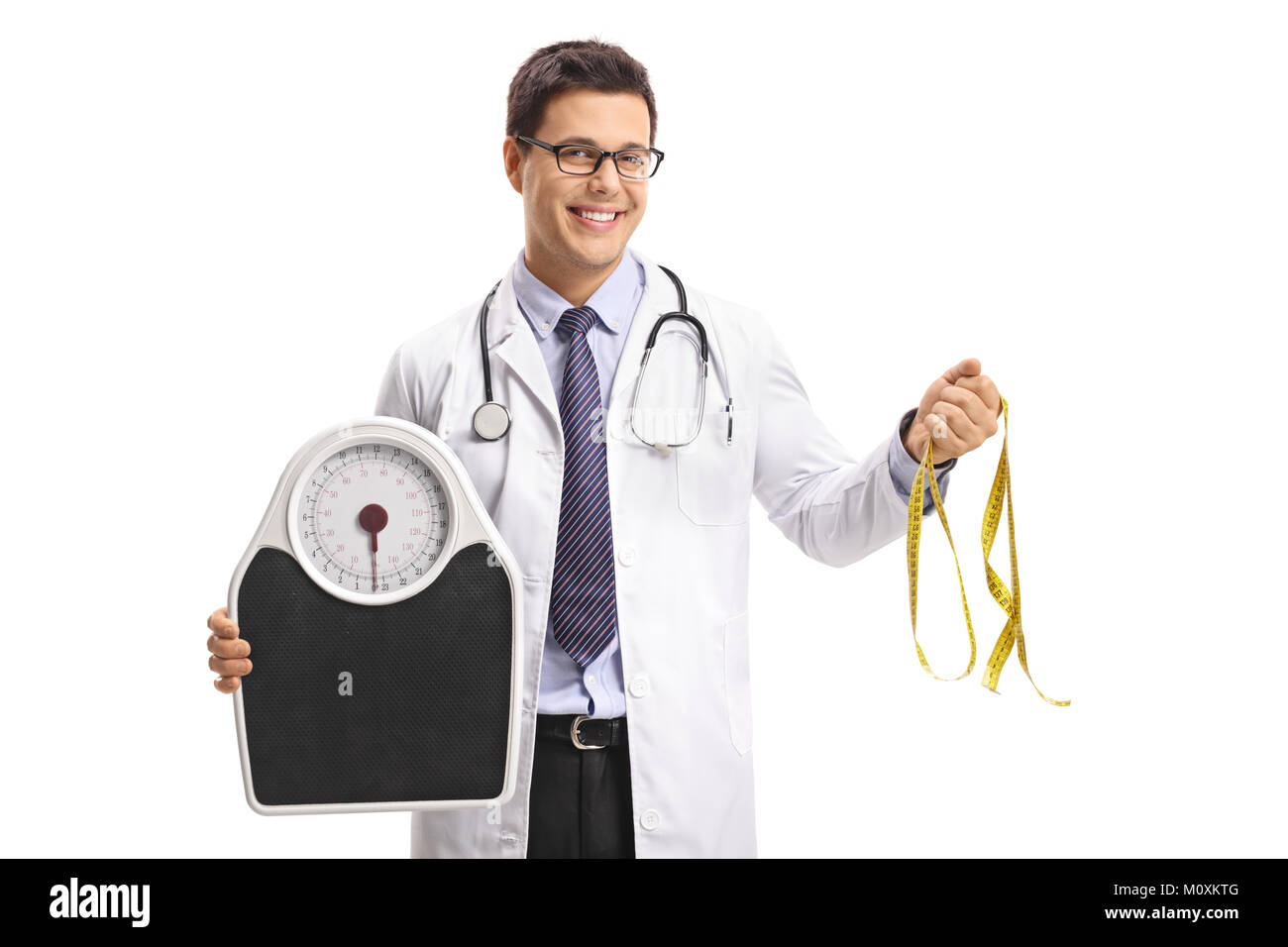 Arzt, eine Waage und ein Maßband auf weißem Hintergrund Stockfoto