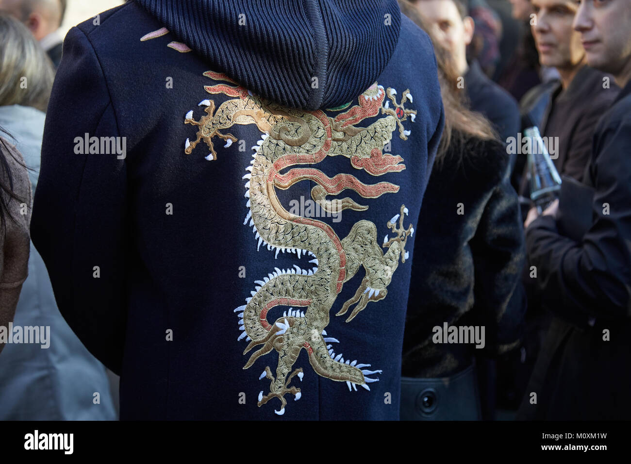 Mailand - Januar 13: Mann mit Golden Dragon Design auf blaue Jacke vor Marni fashion show, Mailand Fashion Week street style am 13 Januar, 2018 in Mil Stockfoto