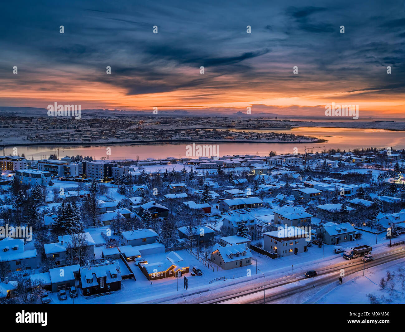 Wohnungen im Winter in Kopavogur, einem Vorort von Reykjavik, Island. Dieses Bild ist mit einer Drohne erschossen. Stockfoto