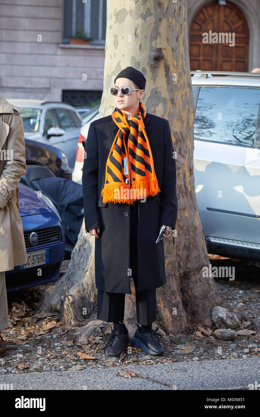 Mailand - Januar 13: Mann mit orangen und schwarzen Schal und Sonnenbrille vor Marni fashion show, Mailand Fashion Week street style am 13 Januar, 2018 in Mi Stockfoto