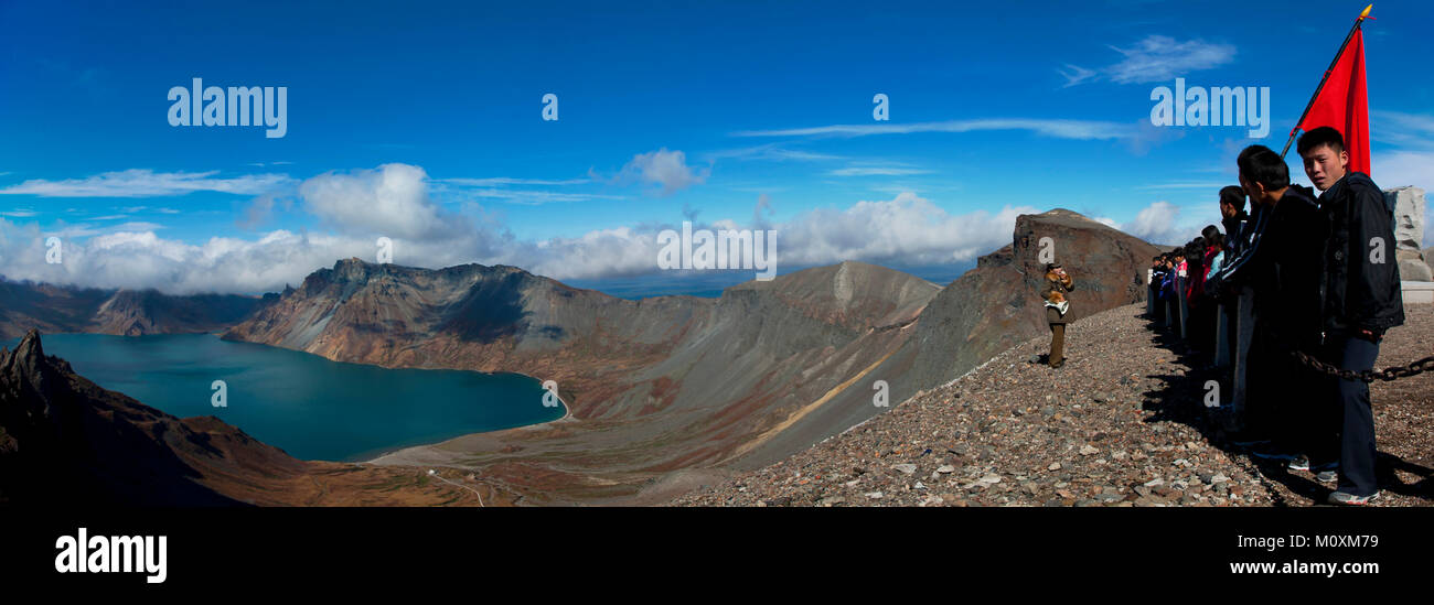 Gruppe von Studenten mit roter Flagge vor der See am Mount Paektu, Ryanggang Provinz, Mount Paektu, Nordkorea Stockfoto