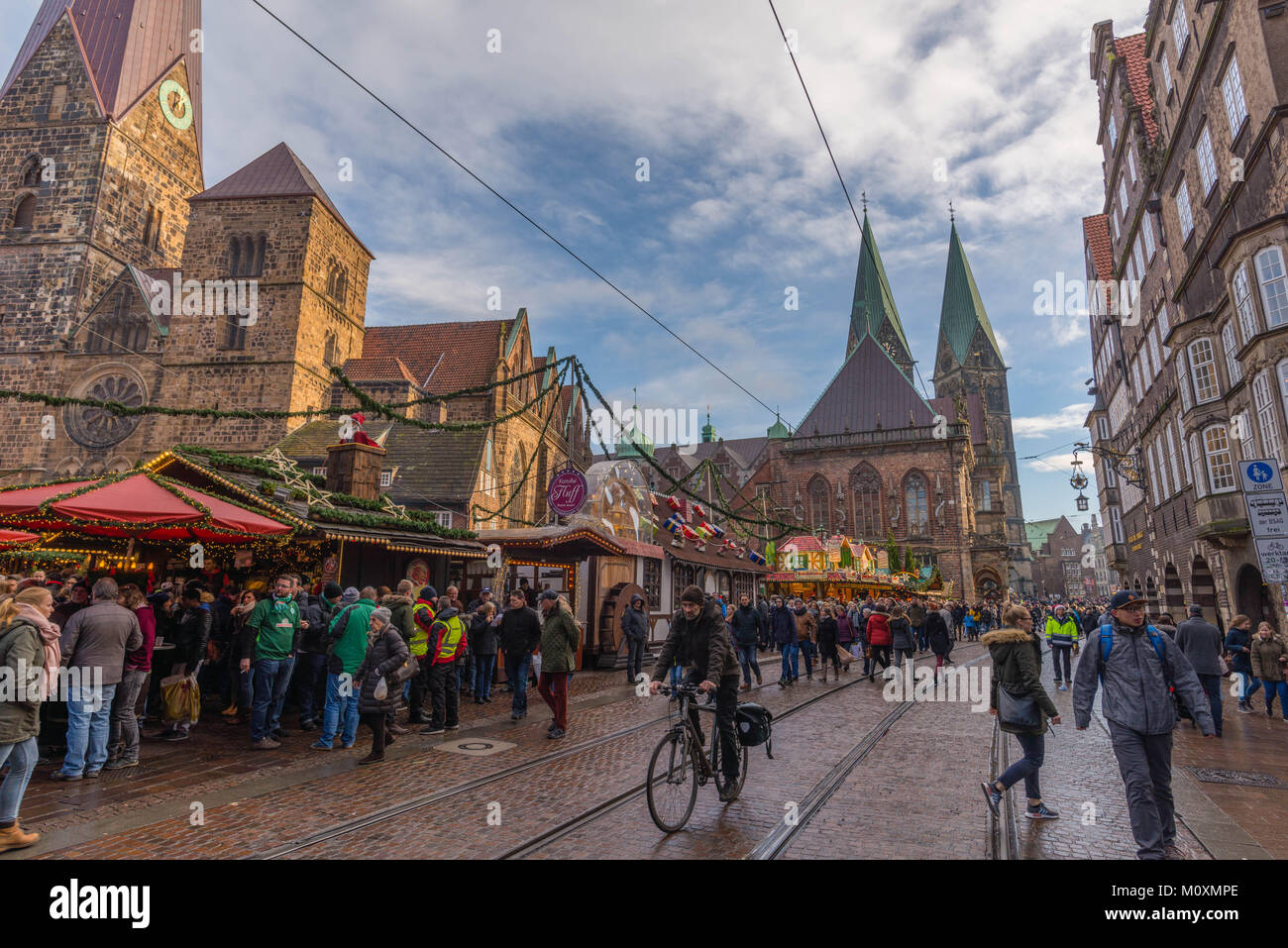Weihnachtsmarkt, Marktplatz im Zentrum der Stadt, St. Petri Dom (rechts), Bremen, Deutschland, Europa Stockfoto