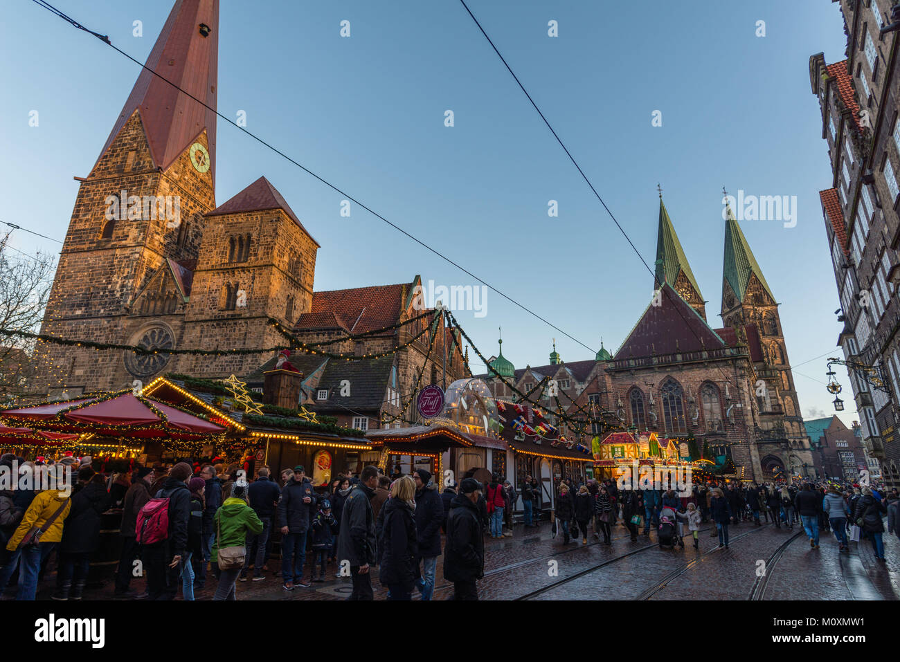 Weihnachtsmarkt, Marktplatz im Zentrum der Stadt, in der Kirche der Muttergottes (links), Türme der Kathedrale (rechts), Bremen, Deutschland, Europa Stockfoto