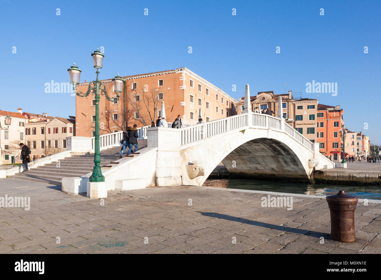 Ponte S Biasio über das Arsenal, den Kanal Rio de l'Arsenale, mit dem Naval history Museum hinter, Riva Ca di Dio, Castello, Venice, Italien Stockfoto