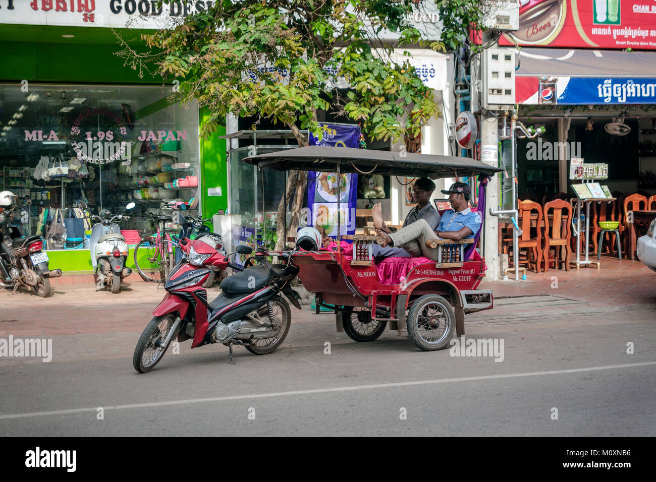 Treiber im Tuk Tuk in der Straße warten, Siem Reap, Kambodscha. Stockfoto