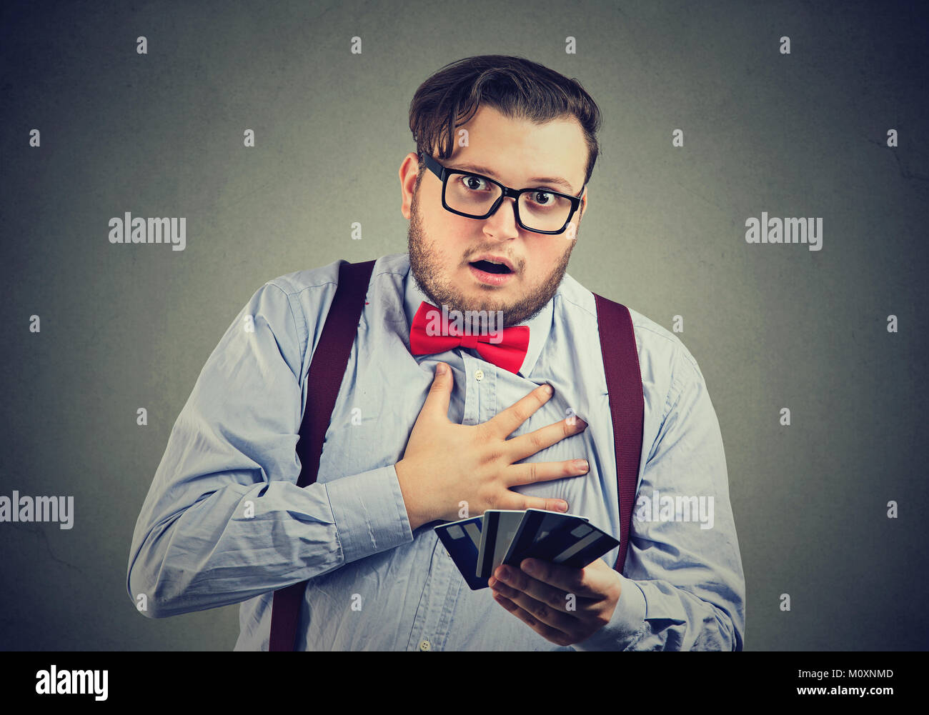 Junge chunky Mann, Herzinfarkt, weil der Kreditkarte Schulden. Stockfoto
