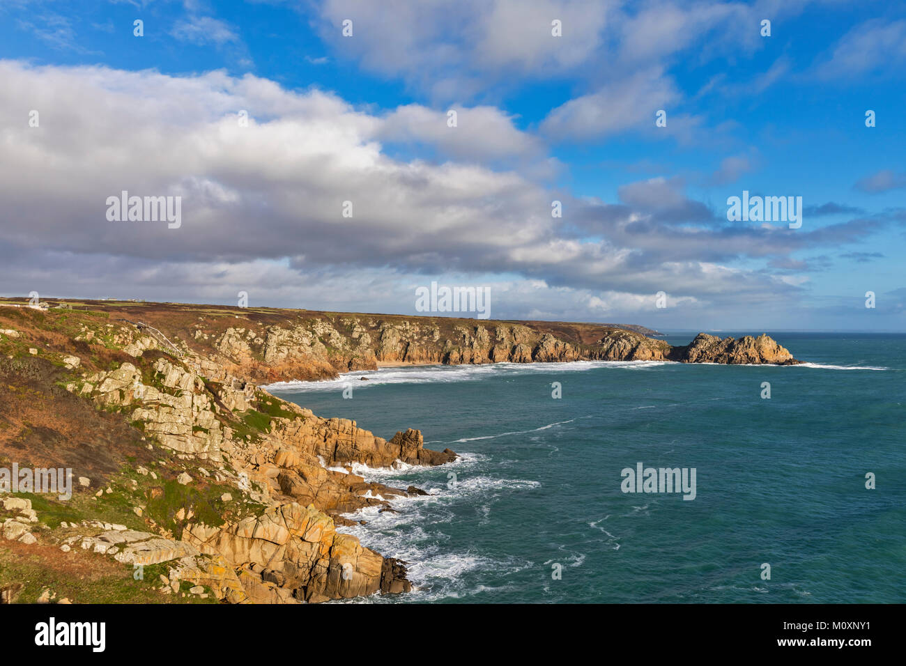 Porthcurno und Logan Rock, Cornwall Stockfoto