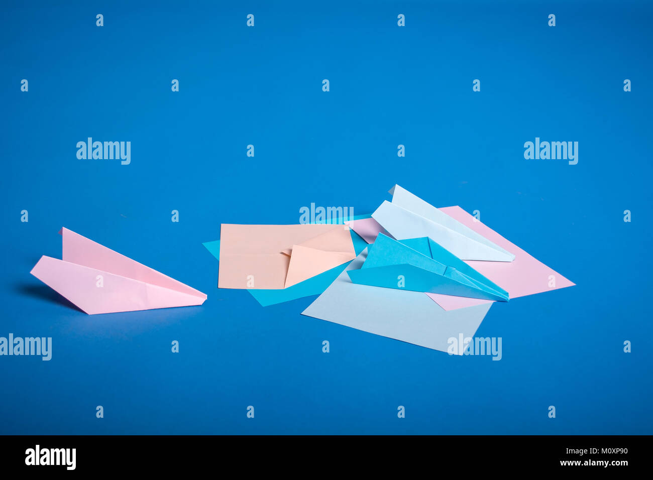 Für origami Papier Flugzeuge statt. Blau, Blau, Rosa origami Flugzeuge basteln. Stockfoto
