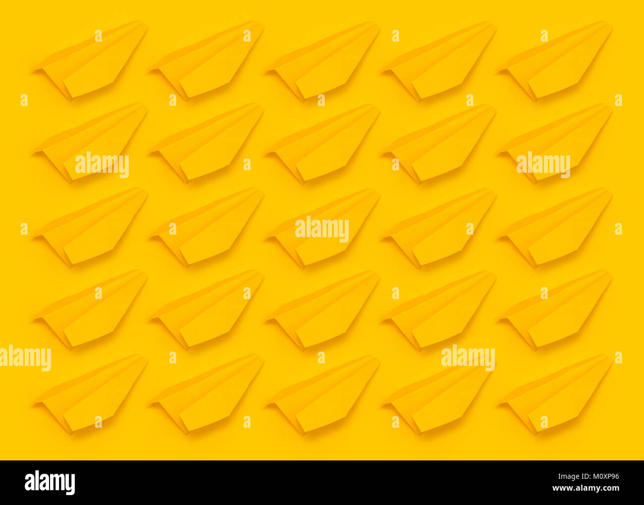 Muster gelb origami Flugzeuge auf gelbem Hintergrund Stockfoto