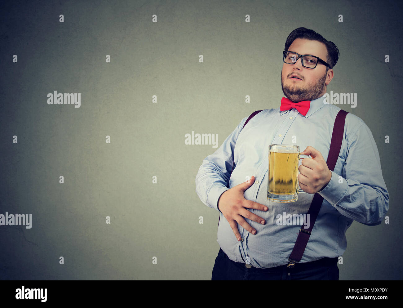 Junge übergewichtige Mann betrunken mit Bier potbelly haben. Stockfoto