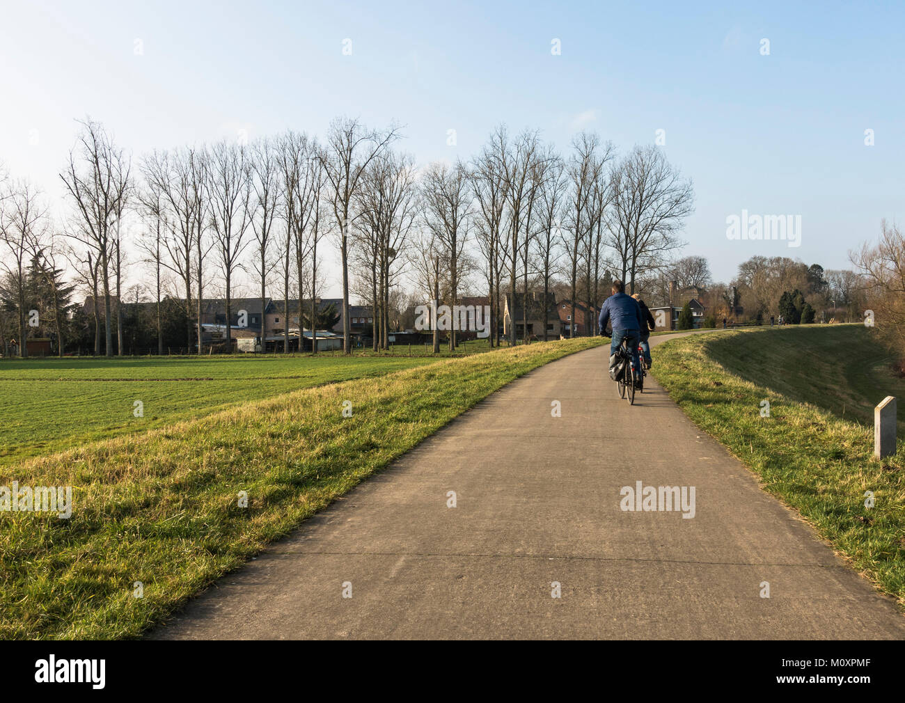 Besucher Radfahren am Deich Deich River Park Maasvallei, Naturpark, Reserve, Teiche an der Maas, Limburg, Belgien. Stockfoto
