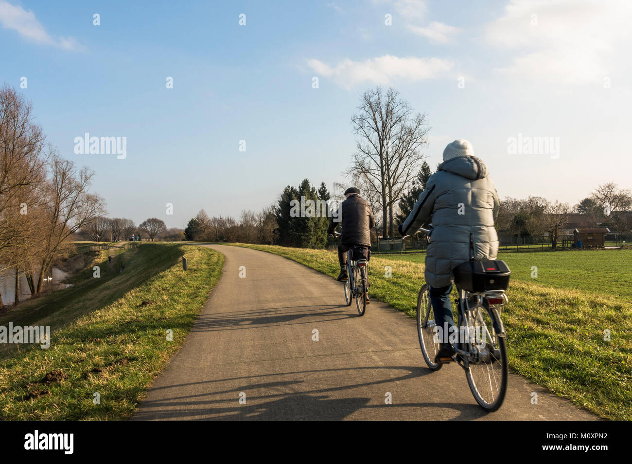 Besucher Radfahren am Deich Deich River Park Maasvallei, Naturpark, Reserve, Teiche an der Maas, Limburg, Belgien. Stockfoto