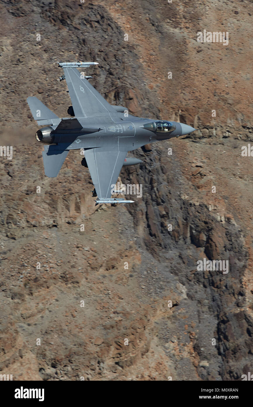 South Dakota Air National Guard, F-16C Fighting Falcon, Jet Fighter, Fliegen auf niedrigem Niveau und hoher Geschwindigkeit durch Rainbow Canyon, Kalifornien. Stockfoto
