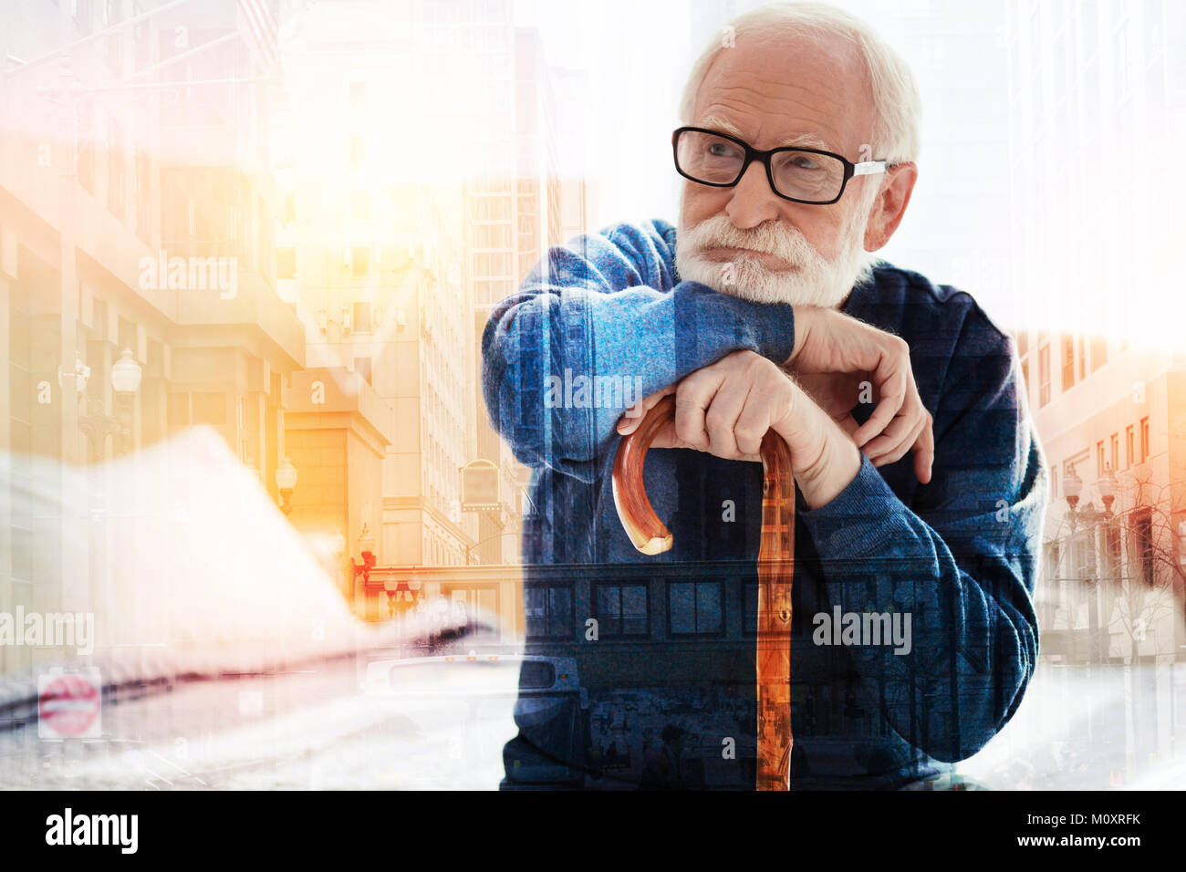 Nachdenklich älterer Mann suchen Weisen, während allein sitzen Stockfoto