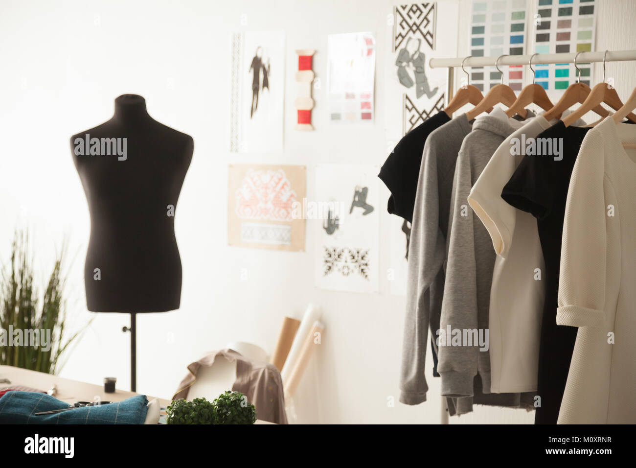 Fashion Design Studio Interieur mit Dummy, Schneidern und Stockfoto