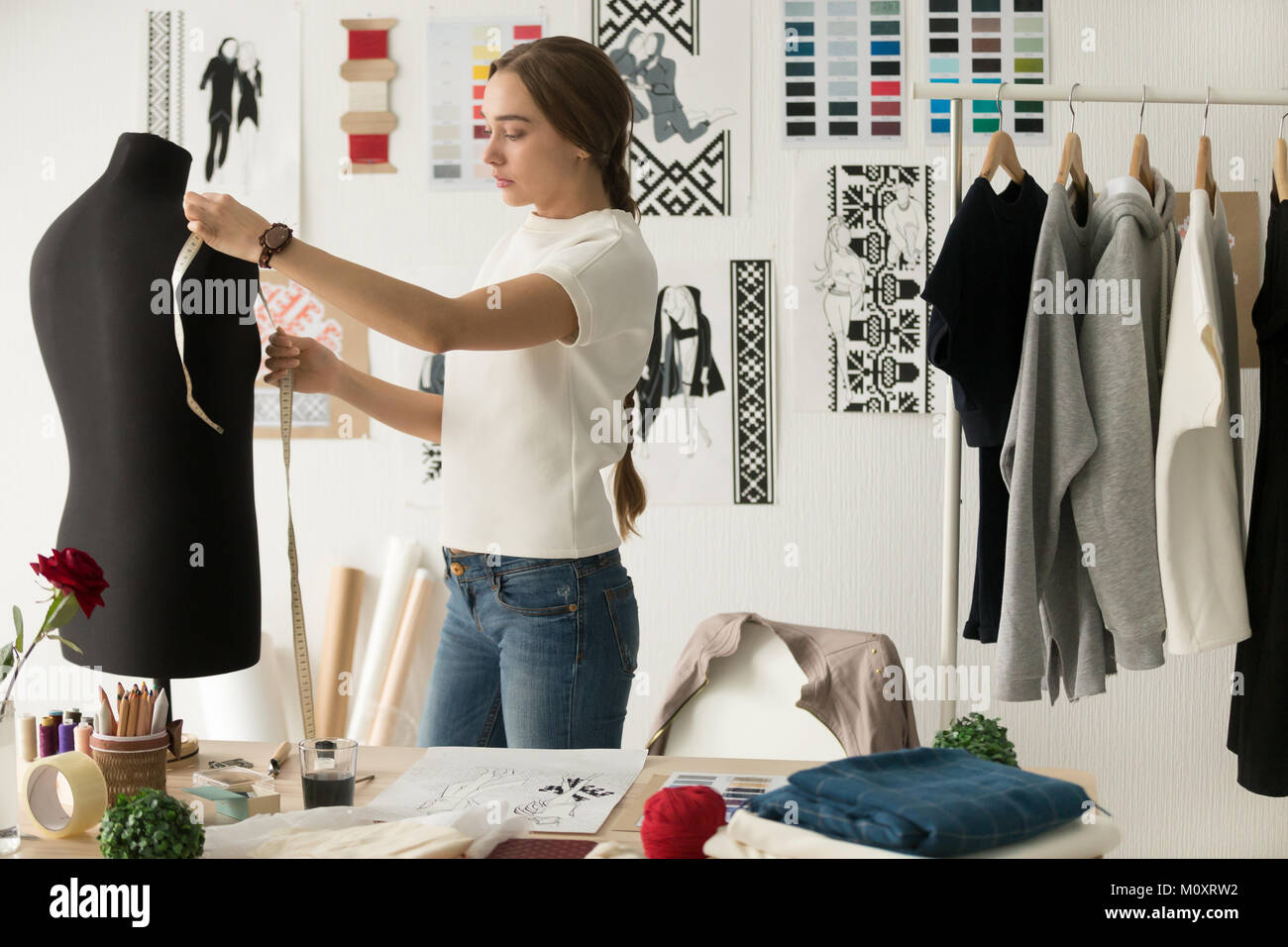 Woman Fashion Designer messen Mannequin in gemütlichen Kreative desi Stockfoto