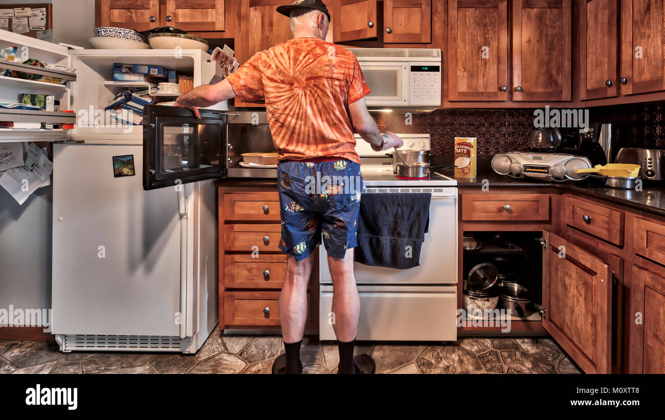 Ein Bachelor der Mensch selbst das Kochen einer Mahlzeit in der Küche. Stockfoto
