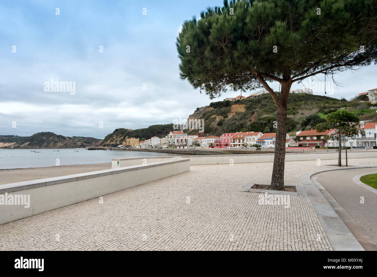 Harbourside in Sao Martinho do Porto an der Silberküste, Portugal. Stockfoto