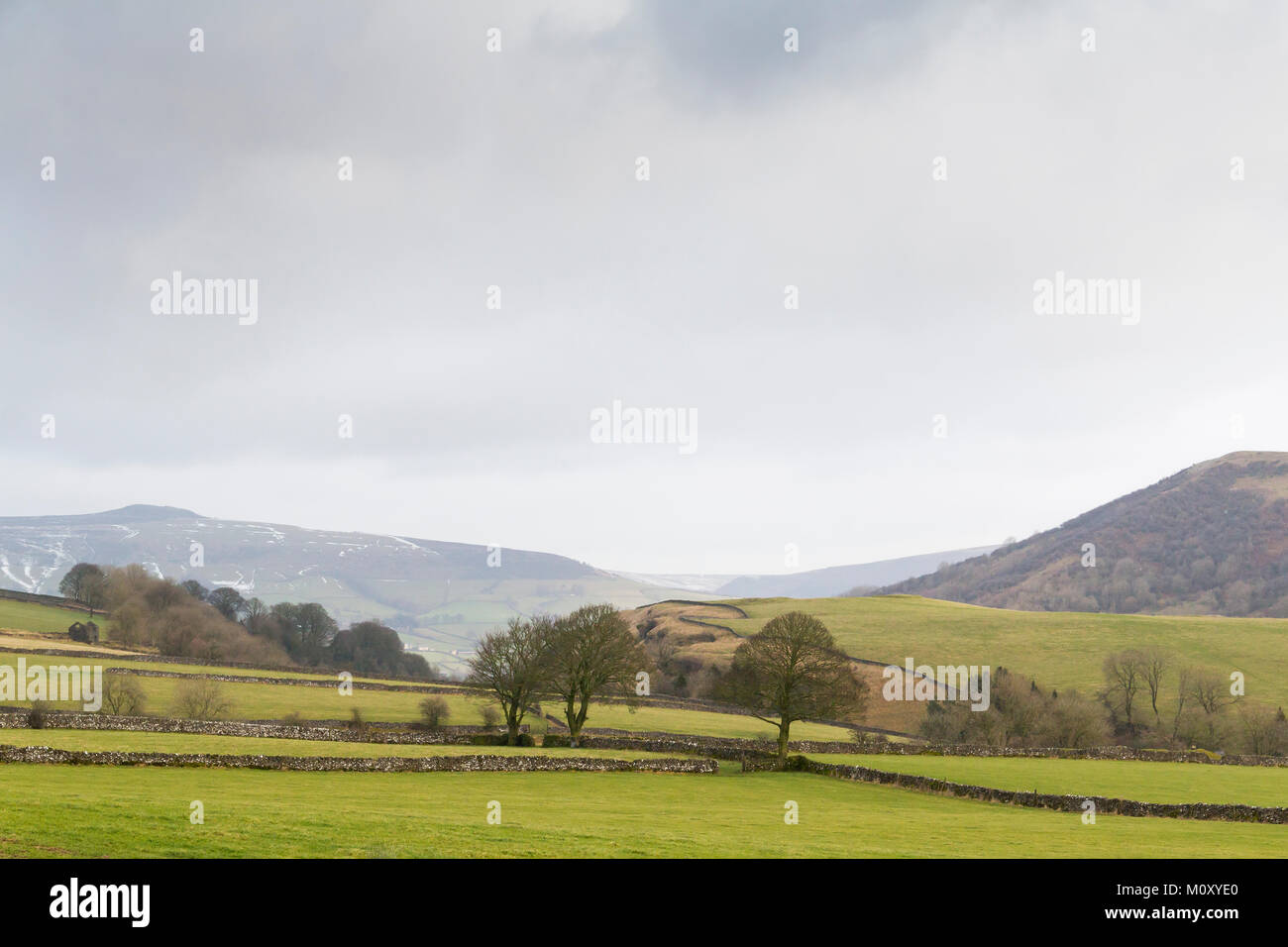 Ein Bild der Berge und Täler in Derbyshire, England, UK an einem kalten Winter morgens genommen. Stockfoto