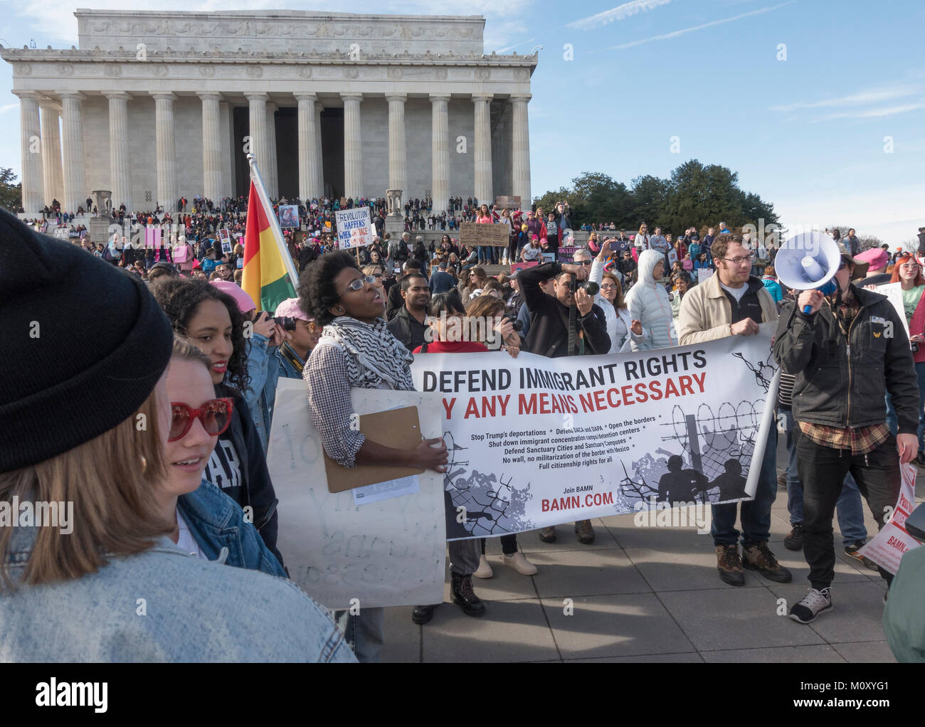 Einwanderer rechte Demonstranten auf der Frauen März und Wähler Rallye, Jan. 20, 2018. Lincoln Memorial Gruppe mit BAMN Banner. Stockfoto