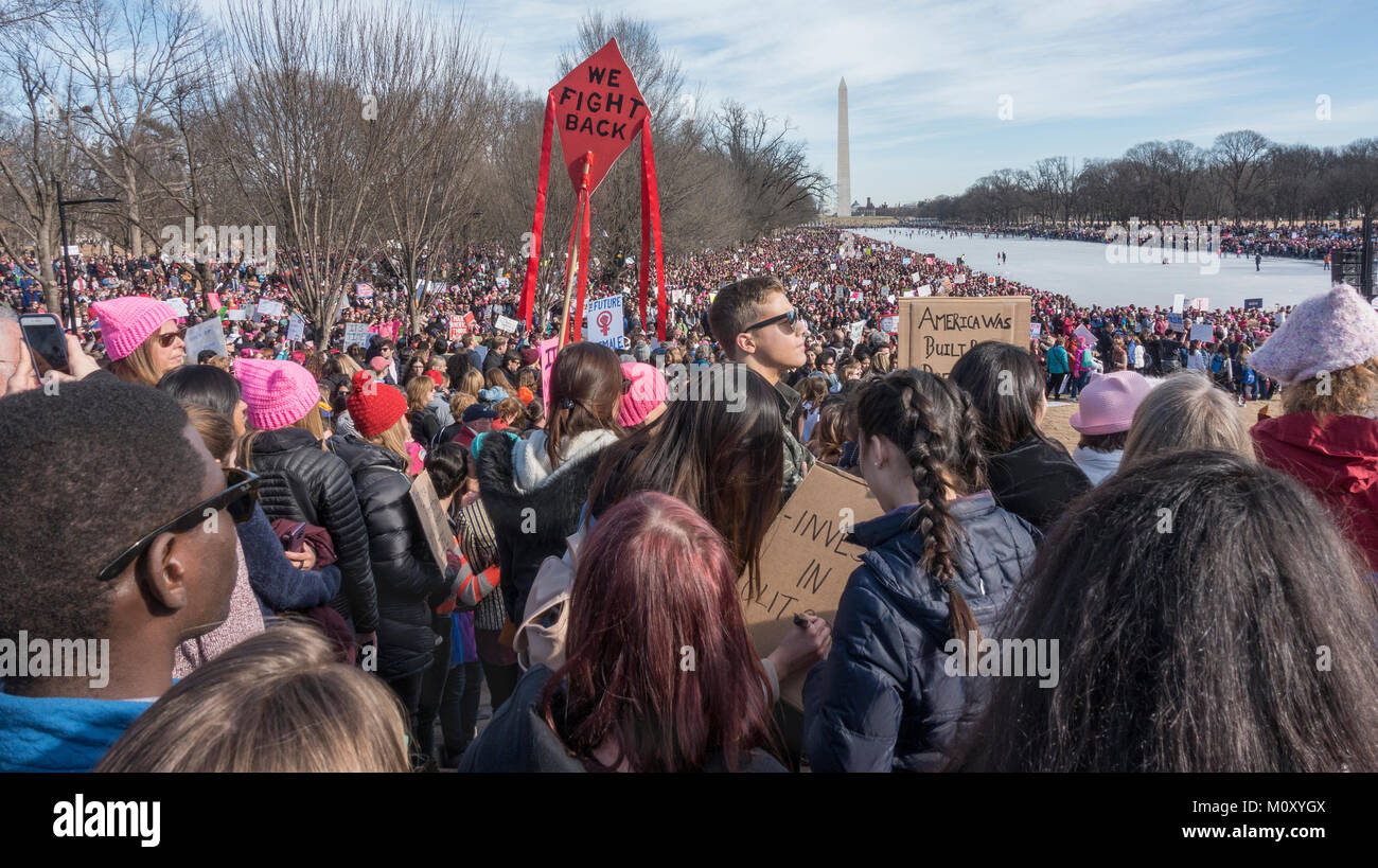 Wir kämpfen zurück Schild über Menge Futter Reflecting Pool, Lincoln Memorial, Jan. 2018 März der Frauen und Wähler Rallye. Washington Monument im Hintergrund. Stockfoto