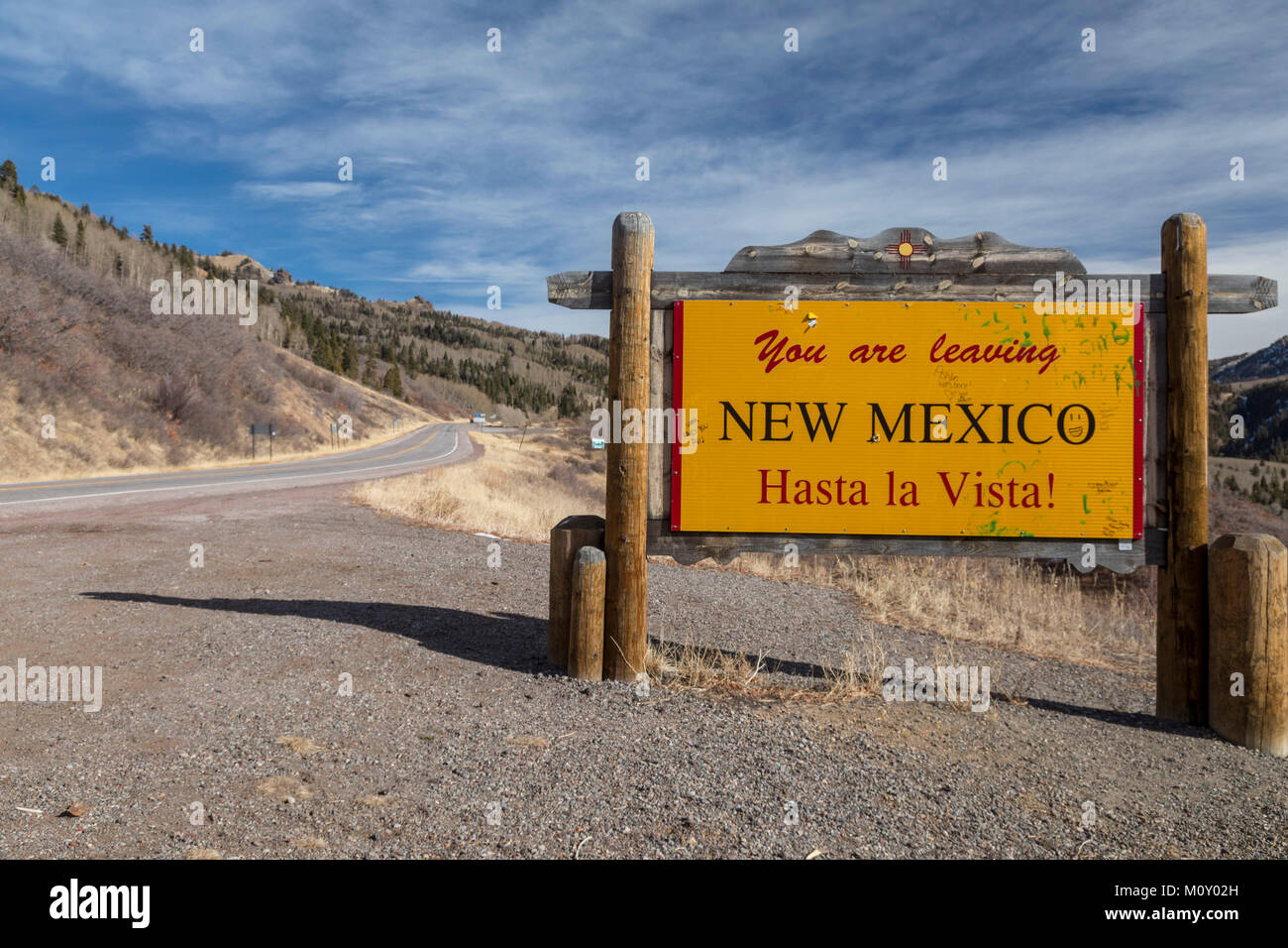 Chama, New Mexico - ein Zweisprachiges Schild auf der Autobahn 17 in der Nähe von Cumbres Pass in den San Juan Mountains erzählt Reisende Sie verlassen New Mexico. Die Straße c Stockfoto
