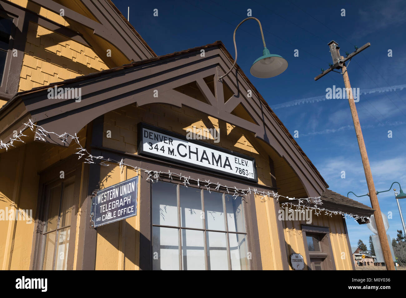 Chama, New Mexico - Der Bahnhof für die Cumbres & Toltec Scenic Railroad. Die schmalspurige Eisenbahn fährt mit Kohle Dampfmaschinen zwischen C Stockfoto