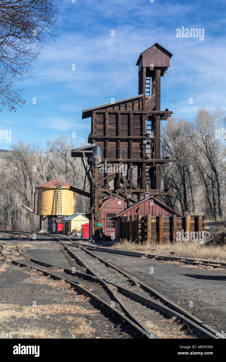 Chama, New Mexico - Der Cumbres & Toltec Scenic Railroad's Rail Yard. Die schmalspurige Eisenbahn fährt mit Kohle Dampfmaschinen zwischen Chama und Anto Stockfoto