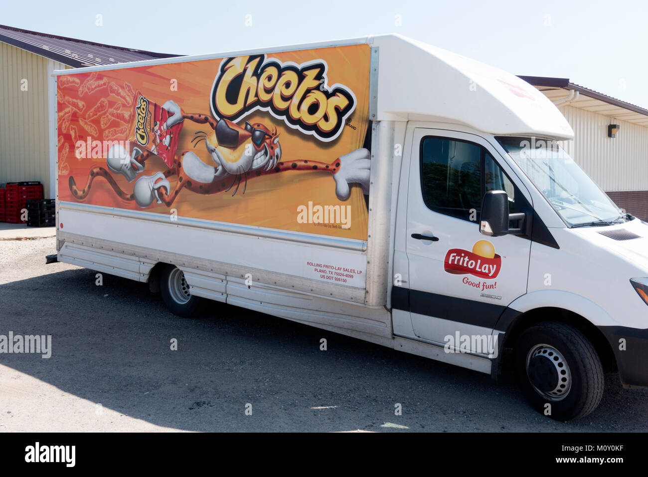 Ein Frito Lay Lieferwagen mit einem Leben [Bild von Chester Cheetah Holding eine Tasche von Cheetos auf der Seitenwand. Schlacht See Minnesota MN USA Stockfoto