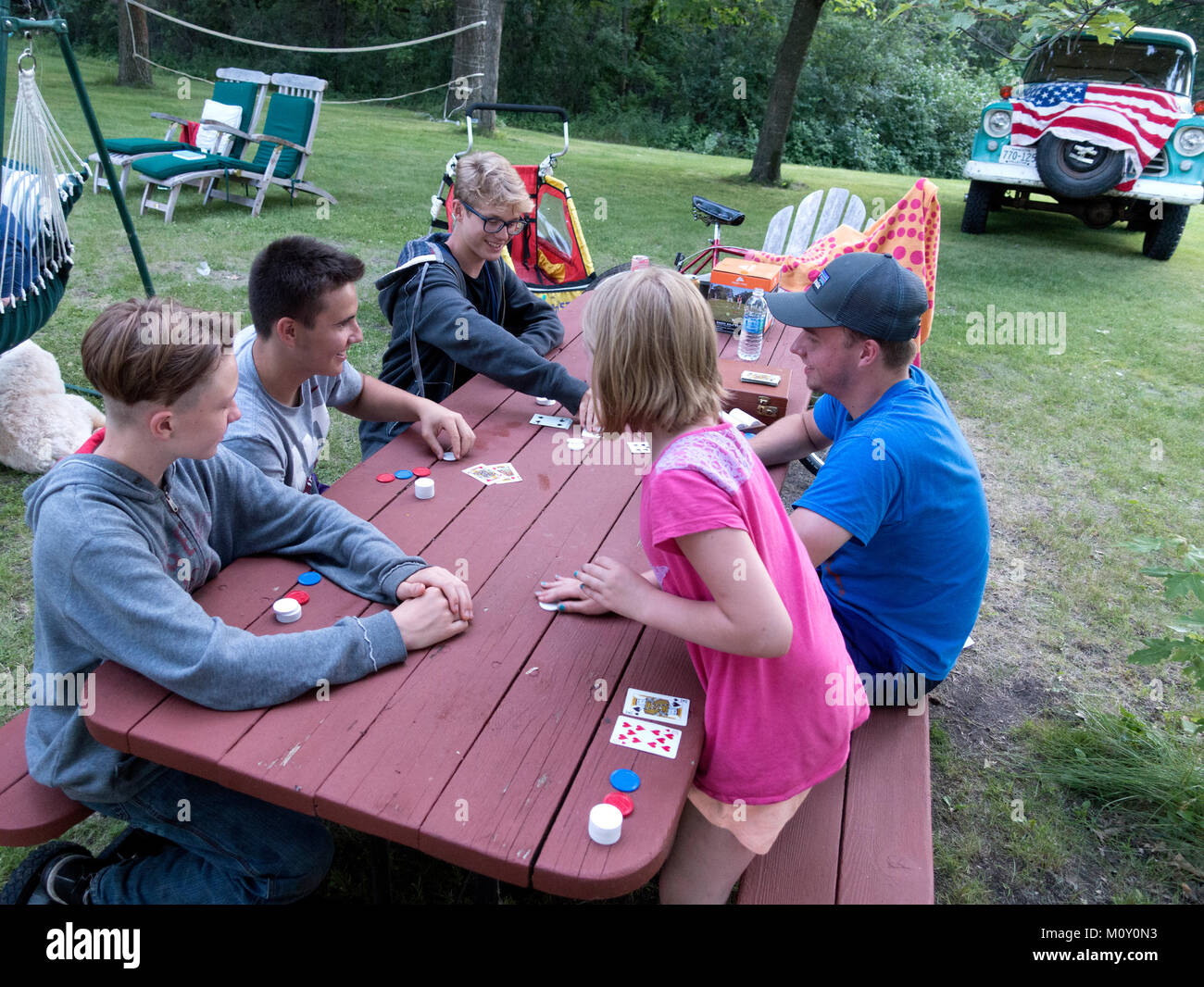 Fotograf Steve Skjold fünf Enkelkinder in einem Spiel von Poker draußen auf der Picknicktisch beteiligt. Clitherall Minnesota MN USA Stockfoto