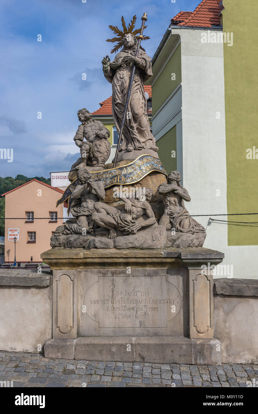 Religiöse Skulpturen eines gotischen Brücke von Saint John über Mlynowka Fluss in Klodzko Stadt, Woiwodschaft Niederschlesien in Polen Stockfoto