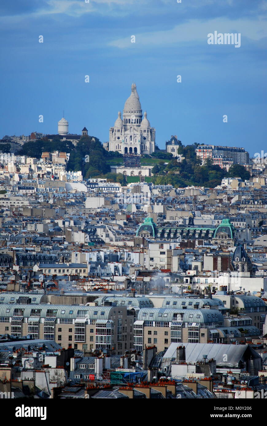 Eine atemberaubende Aussicht auf Sacre Coeur in der Ferne auf einem Hügel mit Blick auf Paris. Stockfoto