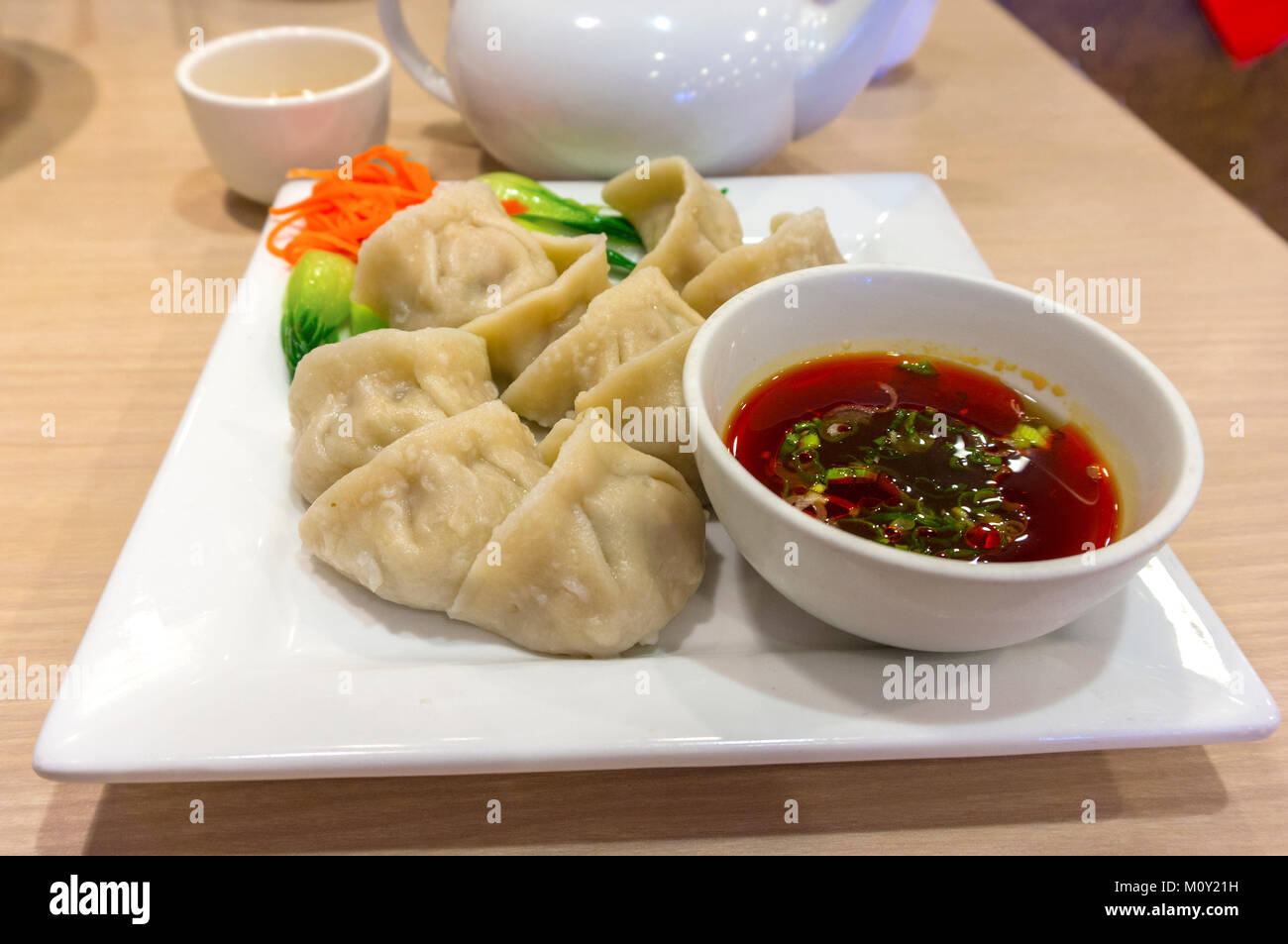 Traditionelle nördlichen Chinesischen gekochte Jiaozi Knödel mit pikanter Soße. Dieses Gericht stammt aus den nördlichen Regionen Chinas in Peking und Sha Stockfoto