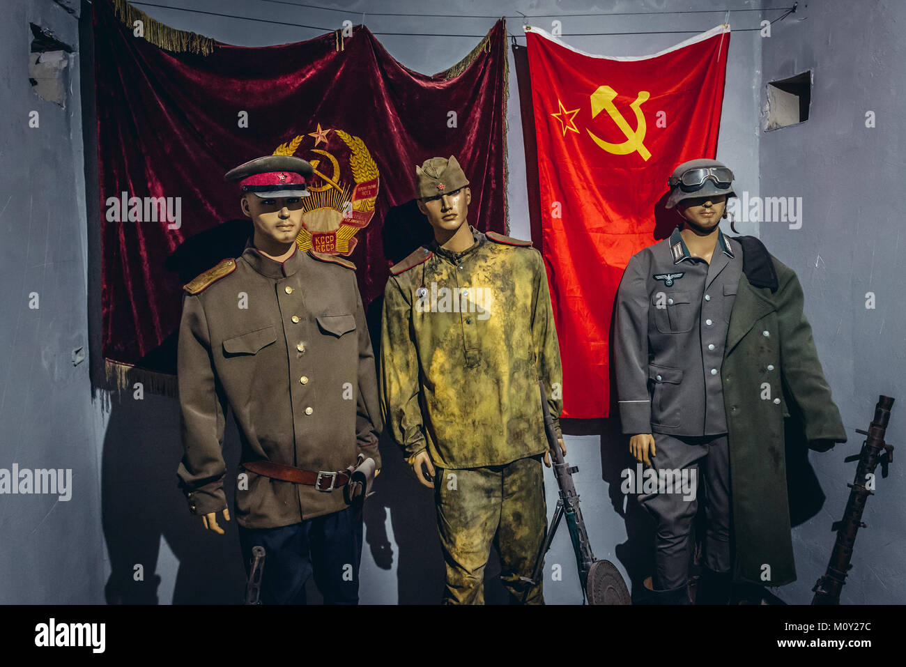 Sowjetische und NS-Uniformen im Museum von mamerki (Deutsch: Mauerwald) - das ehemalige Hauptquartier von Nazi Deutschland Land Kräfte hohe Befehl, Polen Stockfoto
