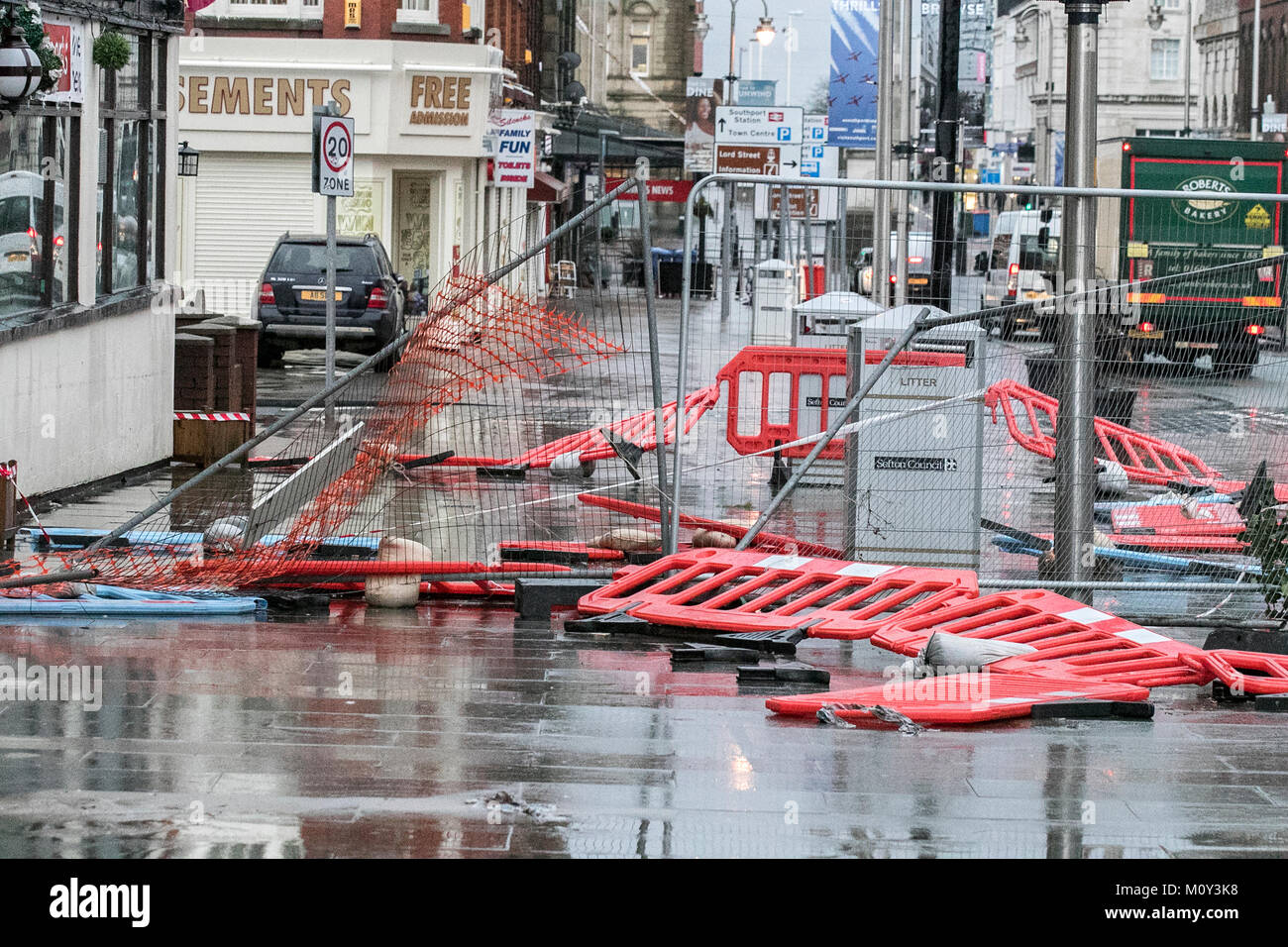 Baustelle Schranken in stürmischen Bedingungen, Southport, Merseyside, UK geblasen. Stockfoto