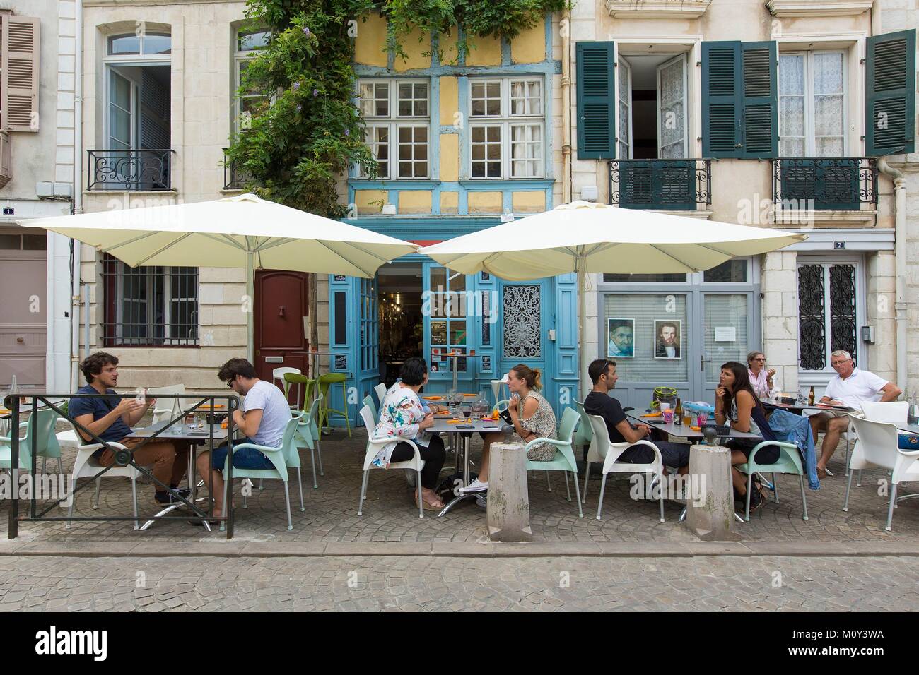 Frankreich, Pyrenees Atlantiques, Pays Basque, Bayonne, die räude Disque Café, Restaurant und Händler in der Innenstadt in der Nähe der Kathedrale Sainte Catherine Stockfoto
