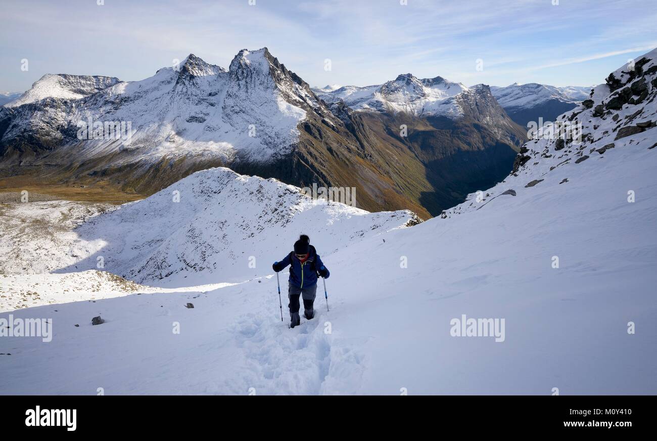 Norwegen, Mehr og Romsdal, Sunnmore Orsta, Alpen, Wanderung auf den Gipfel des Slogen (1564 m) dominiert das Hjorundfjord Stockfoto