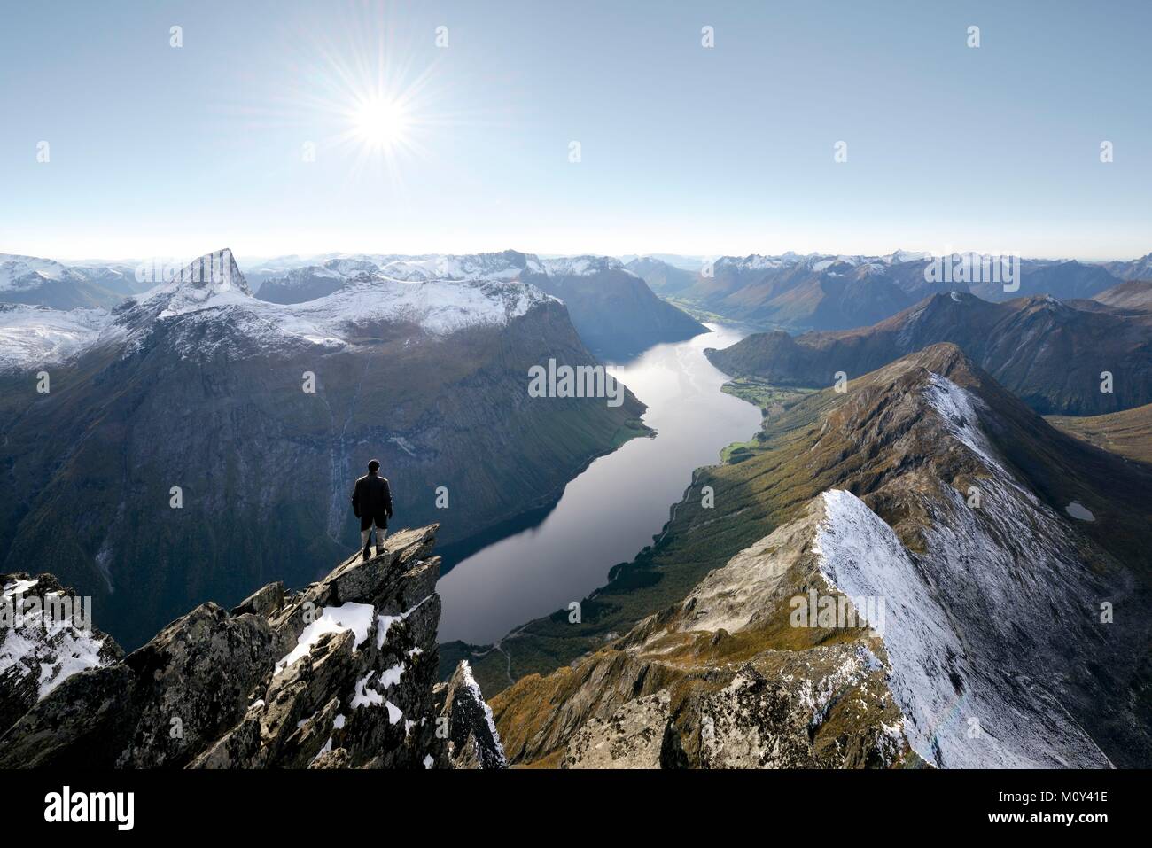 Norwegen, Mehr og Romsdal, Sunnmore Orsta, Alpen, Wanderung auf den Gipfel des Slogen (1564 m) dominiert das Hjorundfjord Stockfoto