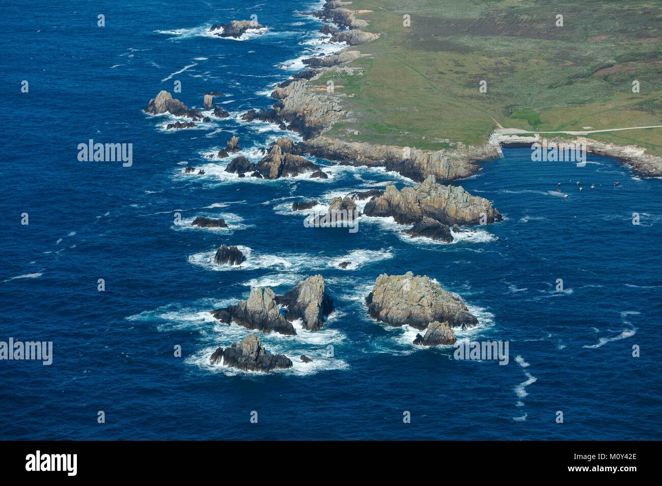Frankreich, Finistere, Ouessant Insel, Yuzin Strand und felsigen Küste (Luftbild) Stockfoto