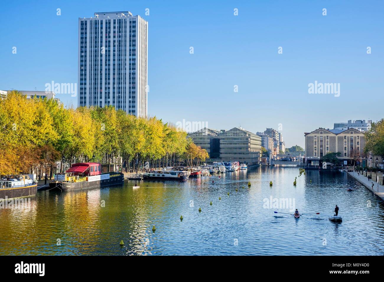 Frankreich, Paris, La Villette Becken, der größten künstlichen Wasserstraße in Paris, die den Ourcq Canal auf die Canal Saint-Martin, die ehemalige La Villette Allgemeine speichert im Hintergrund verbindet Stockfoto