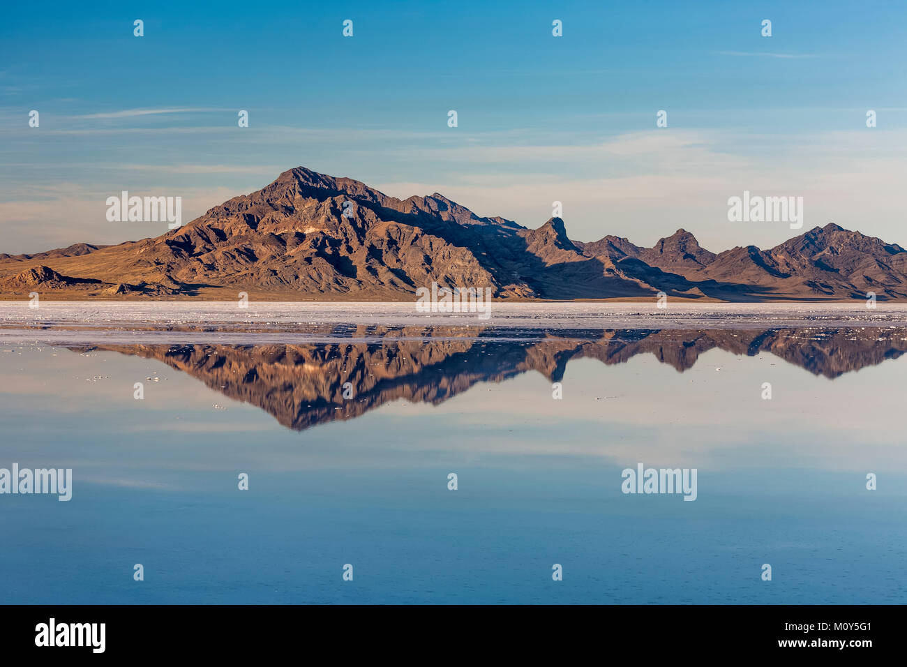 Silber Insel Bereich reflektieren, salzige Wasser an der Bonneville Salt Flats, der BLM Land westlich der Great Salt Lake, Utah, USA Stockfoto