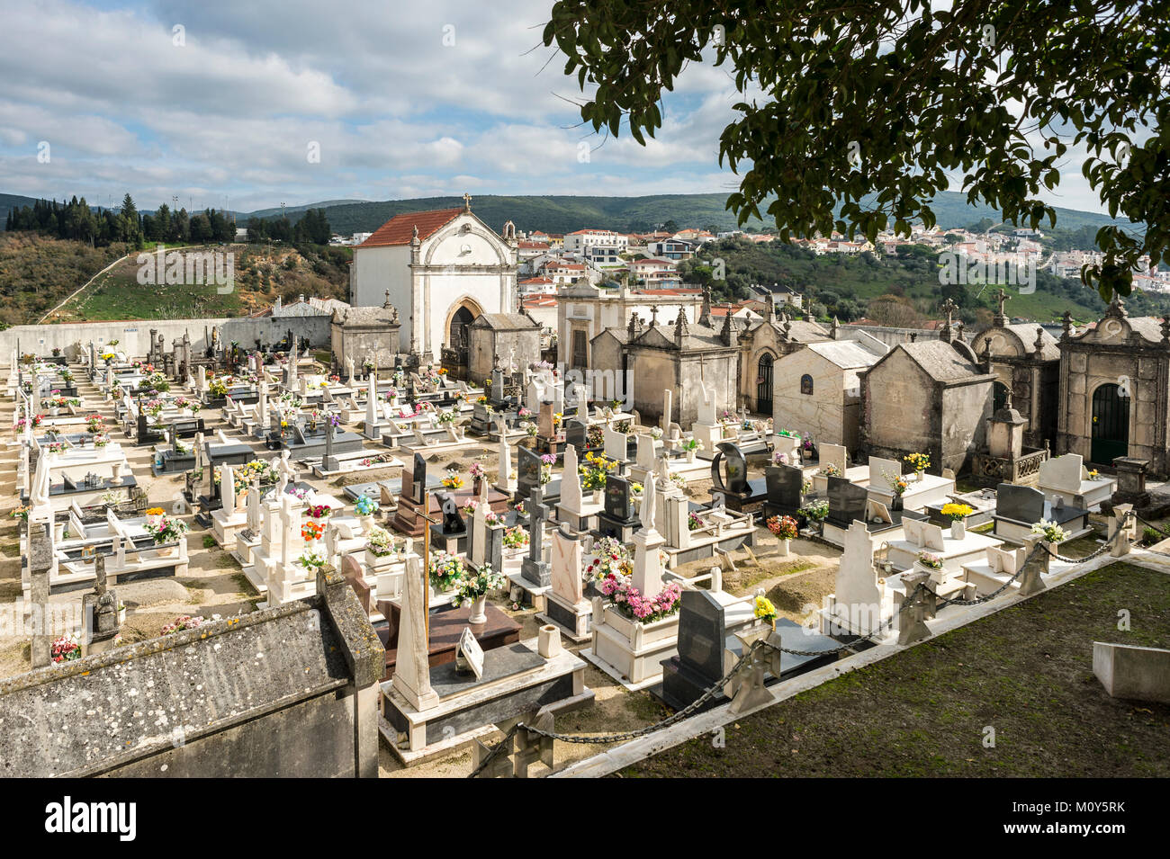 Schönen Friedhof und Mausoleen auf der Burg in Porto de Mos, nr Leiria, Portugal. Stockfoto